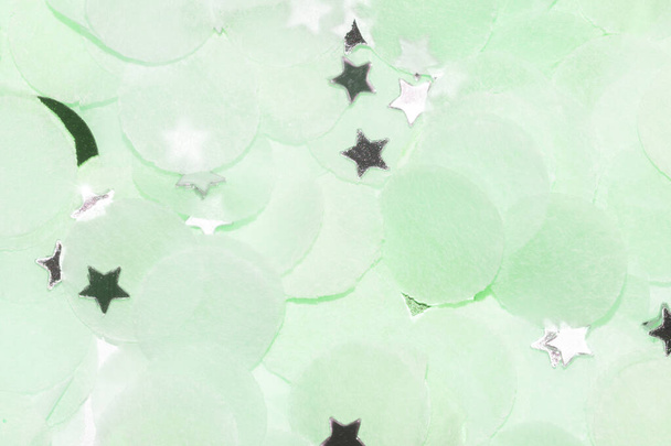 confeti de papel colorido con confeti estrella de plata - Foto, Imagen