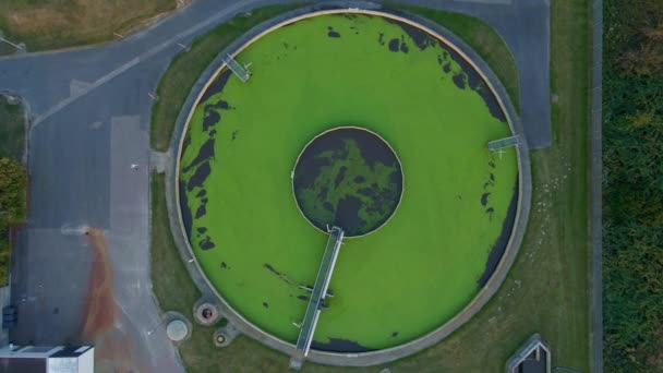 Waterzuiveringsinstallatie voor vuil afvalwater uit een grote stad. Luchtfoto 4K-video. - Video