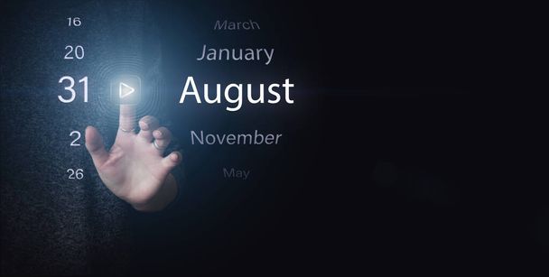 31 sierpnia. Dzień 31 miesiąca, data kalendarza. Kliknij ręcznie świecącą ikonę PLAY i DATE na ciemnoniebieskim tle. Miesiąc letni, koncepcja dnia roku - Zdjęcie, obraz