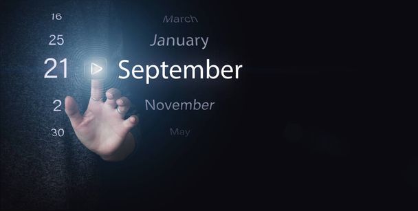 21. září. 21. den v měsíci, kalendářní den. Ručně klikněte na svítivou ikonu PLAY a DATE na tmavomodrém pozadí. Podzimní měsíc, den koncepce roku - Fotografie, Obrázek