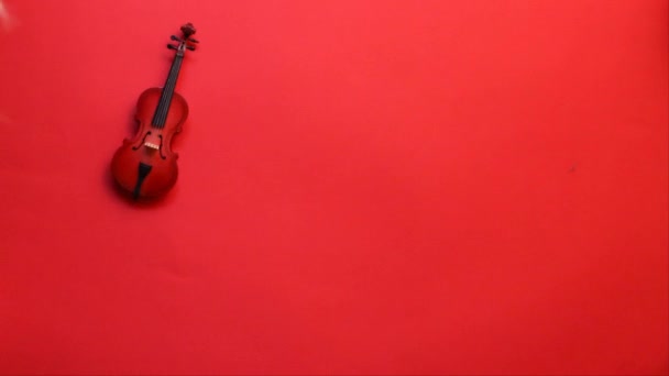 Instrumentos móviles de banda de jazz u orquesta sinfónica sobre fondo rojo, animación stop motion - Metraje, vídeo