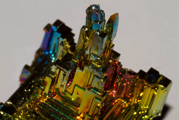 Kleurrijke regenboog Bismut kristal. Hoge kwaliteit foto - Foto, afbeelding