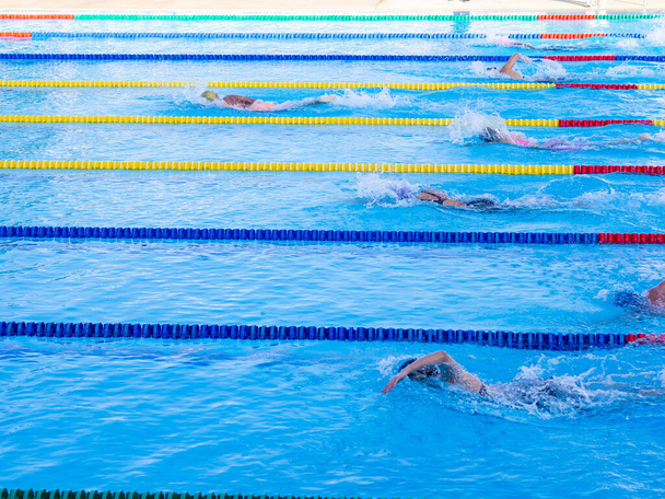 若い女性が競技会で泳いでいる。スポーツの概念。テキストのスペース - 写真・画像