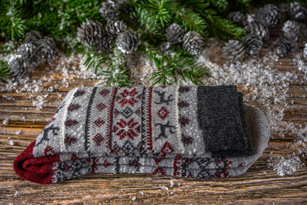 Warme gebreide wollen wintersokken voor de mens. Kerst decoratie op houten achtergrond, plat lay.  - Foto, afbeelding