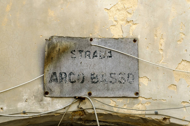 παλιό σημάδι του δημοφιλούς δρόμου των παρασκευαστών ζυμαρικών που ονομάζεται Strada Arco Basso (δρόμος της κάτω αψίδας) στο Μπάρι, Ιταλία - Φωτογραφία, εικόνα