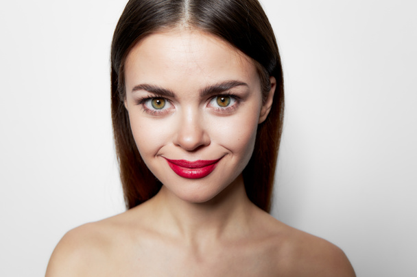 Γυναίκα γκρο πλαν κόκκινα χείλη κοίταξε τους ώμους ελκυστική - Φωτογραφία, εικόνα