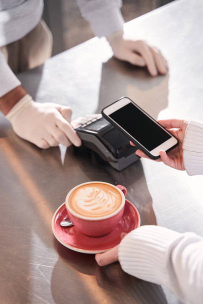 Client making contactless payment with smartphone - Zdjęcie, obraz
