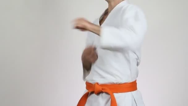 Με πορτοκαλί ζώνη αθλητής κτυπά γροθιές - Πλάνα, βίντεο