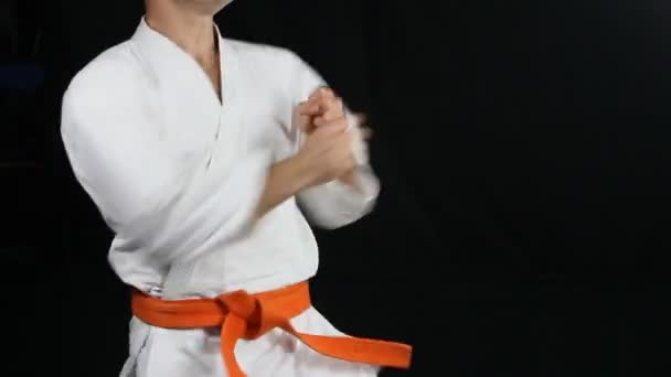 Golpes rápidos manos atleta está golpeando en karategi - Imágenes, Vídeo