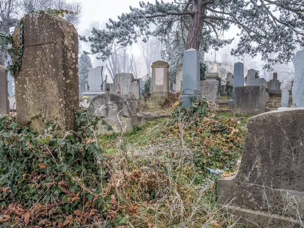 Gräber und Grabsteine auf dem Friedhof neben der Kirche auf dem Hügel in Sighisoara. - Foto, Bild