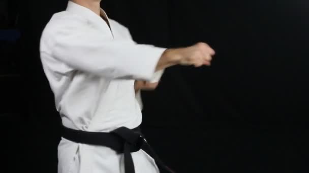 W karategi sportowiec bije ciosy - Materiał filmowy, wideo