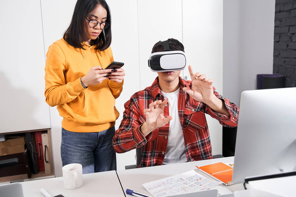 Man enjoying virtual reality experience - Zdjęcie, obraz