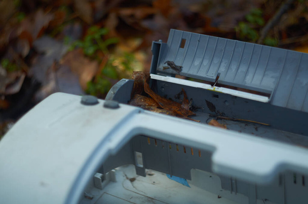 levelek törött nyomtató esetén hulladéklerakóban - Fotó, kép