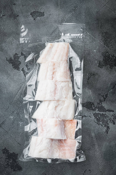 Haşhaş balığı vakum paketinde derisiz, gri arka planda, üst görünümde - Fotoğraf, Görsel