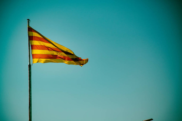 Bandiera della Catalogna sventola nel cielo blu - Foto, immagini