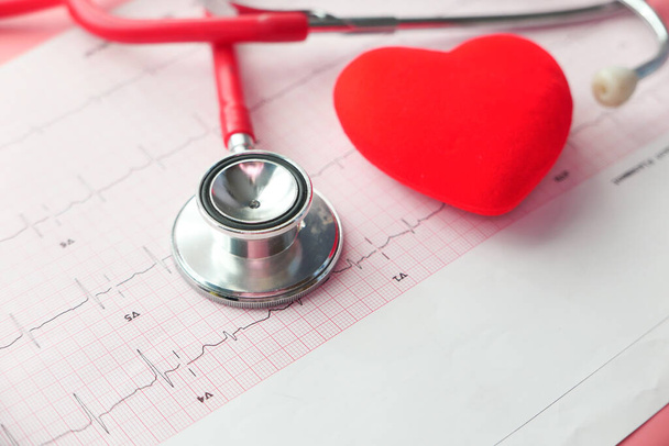 stethoscope and heart on a cardio diagram. - Valokuva, kuva