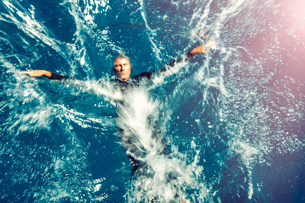 Homme éclaboussant dans l'eau de l'océan, concept de vacances, plongée dans la mer. - Photo, image