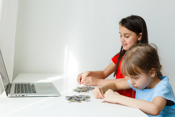Dvě děti počítají mince společně - Fotografie, Obrázek
