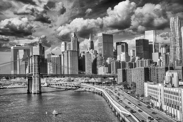 アメリカのブルックリンから見たマンハッタンの日没のスカイライン. - 写真・画像