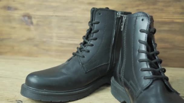 Drogie luksusowe buty skórzane dla mężczyzn na zabytkowym drewnianym tle - Materiał filmowy, wideo