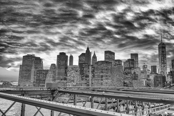 Zonsondergang kleuren van Downtown Manhattan gezien vanaf Brooklyn Bridge, NYC. - Foto, afbeelding