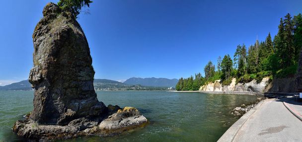 Siwash Rock, egy híres szikla Vancouverben. - Fotó, kép