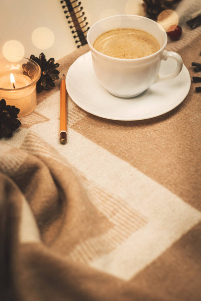 Hangulatkép, meleg színek, egy csésze forró kávé egy takarón, fénymásolás helyfotózás. - Fotó, kép