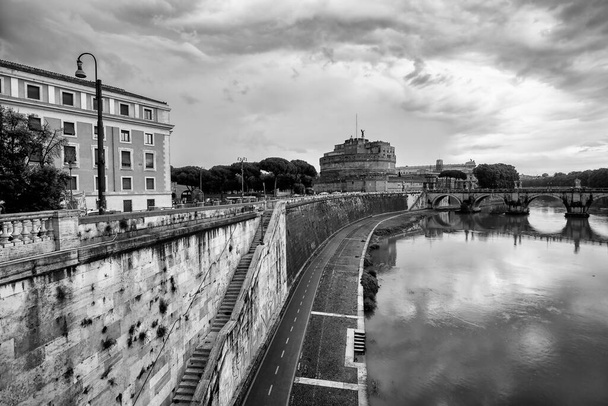 Engelsburg und Brücke über den Tiber in Rom, Italien. - Foto, Bild