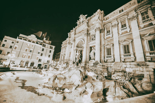 ROME, OLASZORSZÁG - Június 2014: A turisták élvezhetik a gyönyörű Trevi szökőkút egy nyári éjszakán. - Fotó, kép