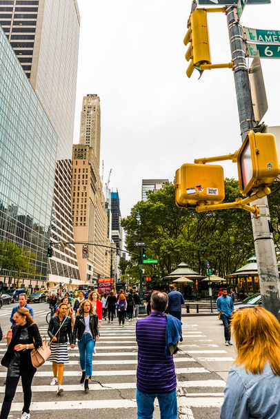 NEW YORK, США - 23 вересня 2018: FIFTH AVENUE (5th Ave) - найвідоміша вулиця Нью-Йорка. 5-е АВЕ відоме як неперевершена торговельна вулиця. Мангеттен, Нью - Йорк, США. - Фото, зображення