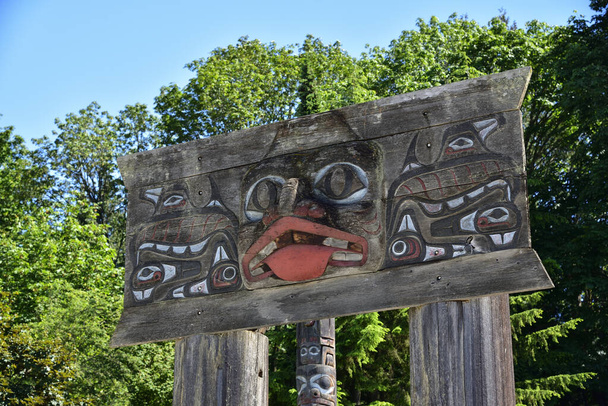 Primeiras Nações totem pólos no Museu de Antropologia da Universidade da Colúmbia Britânica campus UBC em Vancouver - Foto, Imagem