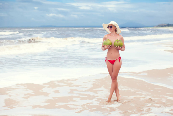 gelukkig jong vrouw in stro hoed met op het strand - Foto, afbeelding