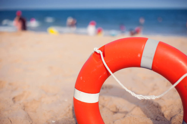 Lifebuoy pende sulla spiaggia per la sicurezza delle persone che nuotano in mare - Foto, immagini