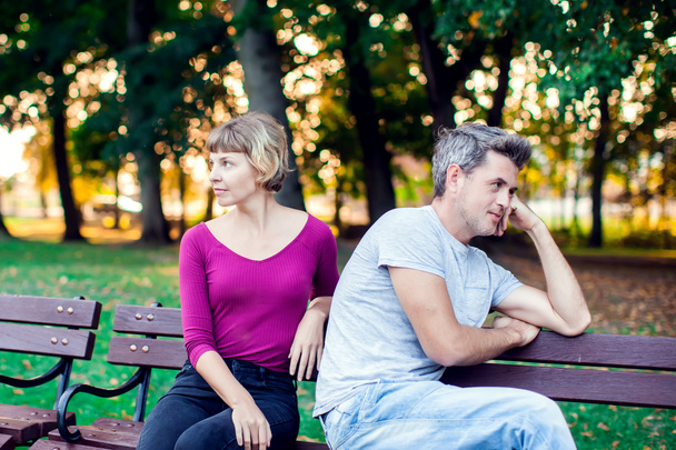 Um casal discutindo enquanto estava sentado no banco ao ar livre. Problemas no relacionamento - Foto, Imagem