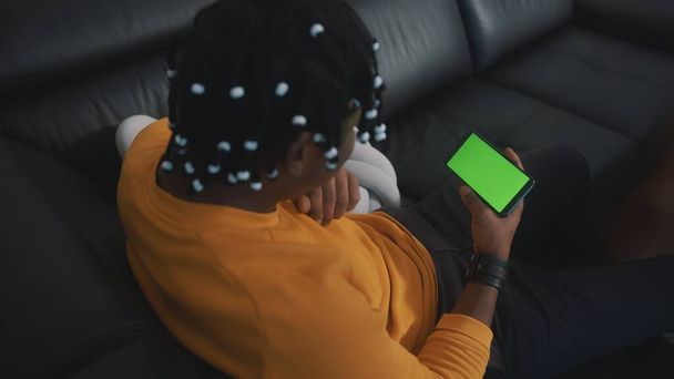 Hombre afroamericano feliz saludando a la pantalla verde del teléfono inteligente - Foto, imagen