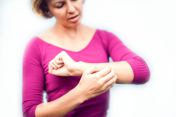 Lidé, zdravotní péče, dermatologie, alergie a zdravotní problém koncepce - nešťastná žena trpící ruční palec izolované na bílém pozadí - Fotografie, Obrázek