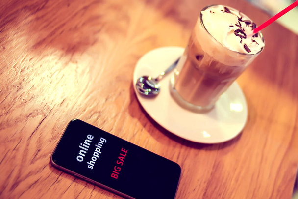 Закрыть мобильный телефон в кафе. Концепция покупок - Фото, изображение