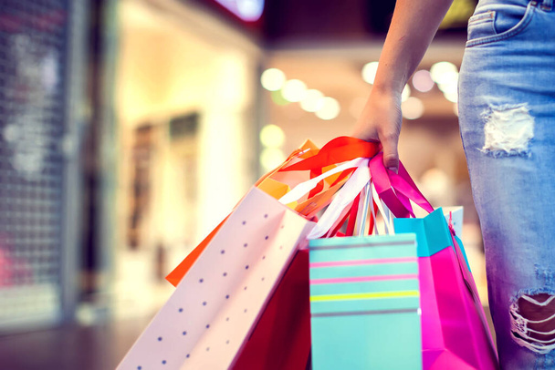 Mujer sosteniendo bolsa de compras en el centro comercial. Primer plano. Compras, concepto de venta - Foto, imagen