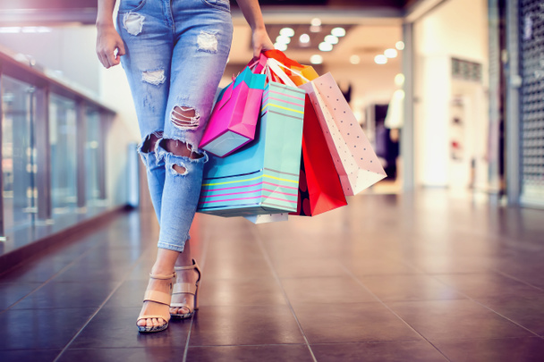 Mujer sosteniendo bolsa de compras en el centro comercial. Primer plano. Compras, concepto de venta - Foto, Imagen