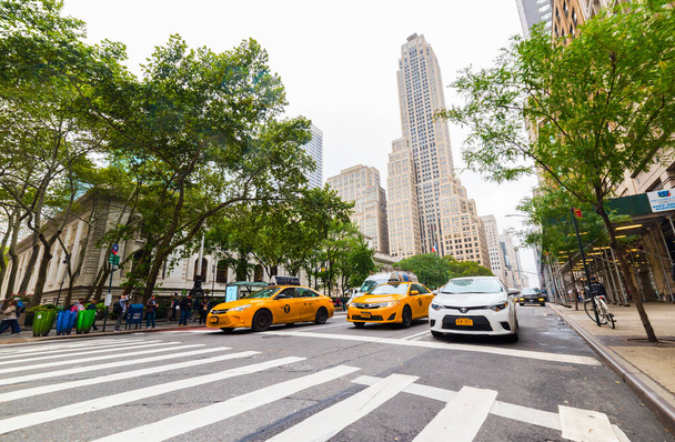 NEW YORK, USA - 2018. szeptember 23.: FIFTH AVENUE (5. sugárút) New York leghíresebb utcája. 5. AVE legismertebb nevén egy páratlan bevásárló utca. Manhattan, New York City, Amerikai Egyesült Államok. - Fotó, kép