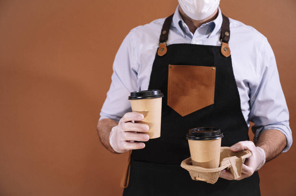 Barista trzyma kawę w jednorazowych kubkach papierowych do picia na ulicy lub w biurze - Zdjęcie, obraz