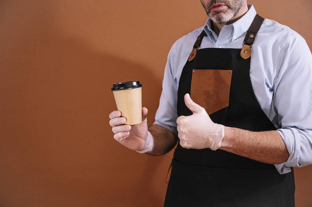 Barista tiene café en vasos de papel desechables para beber en la calle o en la oficina - Foto, Imagen