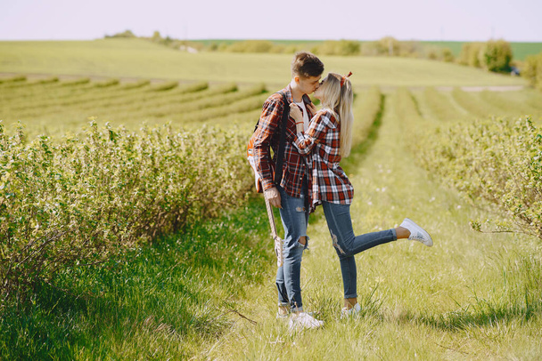 Young man and woman couple in a summer field - Foto, afbeelding