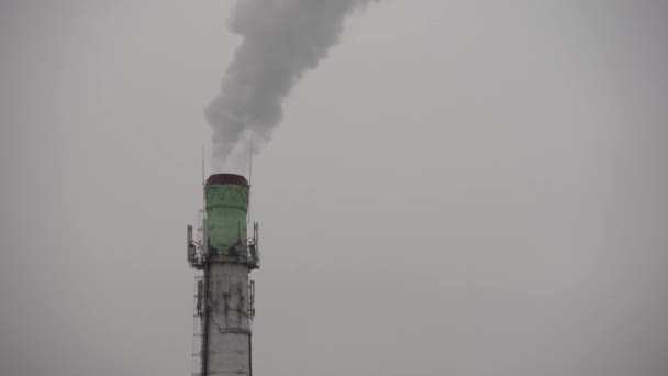 Espeso humo blanco de la chimenea de la planta. Emisiones de una planta grande. Volando cerca de la chimenea de humo de la fábrica - Imágenes, Vídeo