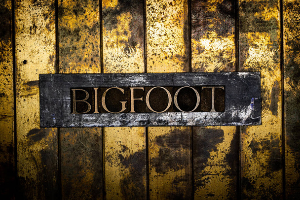 Bigfoot κείμενο σε grunge υφή χαλκού και χρυσό φόντο - Φωτογραφία, εικόνα