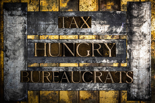 Adóéhes bürokraták szöveg grunge texturált réz és arany háttér - Fotó, kép