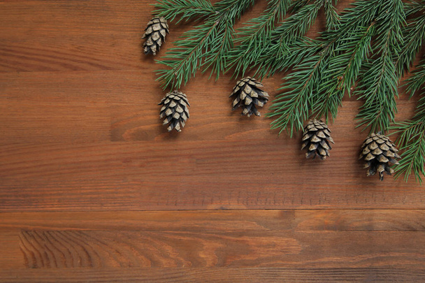 Tannenzapfen, Weihnachtsbaum und Weihnachtsspielzeug-Herz aus Holz auf altem Holzhintergrund. Null Abfall und grünes Weihnachtskonzept. Kopierraum. Retro-Stil - Foto, Bild