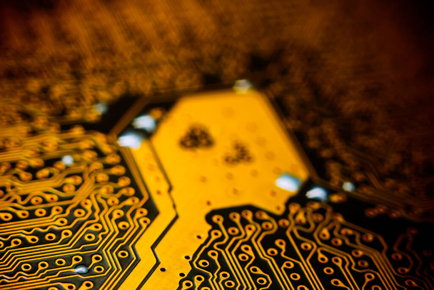 Elektronische gouden computerschakeling vervagen - Foto, afbeelding