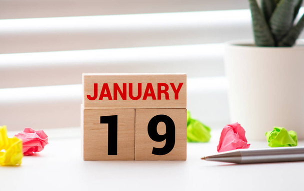 19 Ιανουαρίου. Ημέρα 19 του Ιανουαρίου μήνα, ημερολόγιο σε κίτρινο φόντο. Χειμώνας. Κενό διάστημα για κείμενο - Φωτογραφία, εικόνα