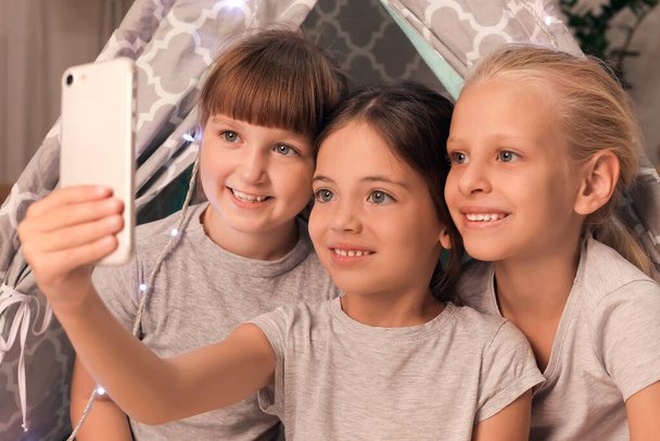 Cute little girls taking selfie at home - Zdjęcie, obraz